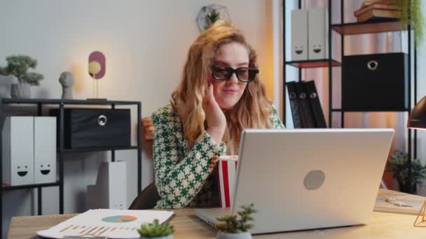 Caucasian Businesswoman Freelancer Taking Break Work Wearing Glasses Eating Popcorn — Stock Video