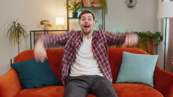 Ευτυχισμένος Καυκάσιος Άντρας Σταυρώνει Δάχτυλα Βλέποντας Τηλεόραση Φωνάζει Γιορτάζει Την — Αρχείο Βίντεο