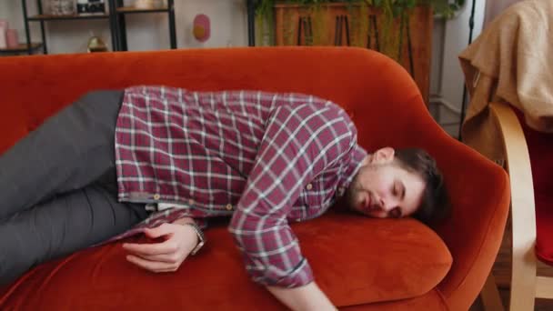 Уставший Молодой Человек Клетчатой Рубашке Упавший Диван Засыпает Концепция После — стоковое видео