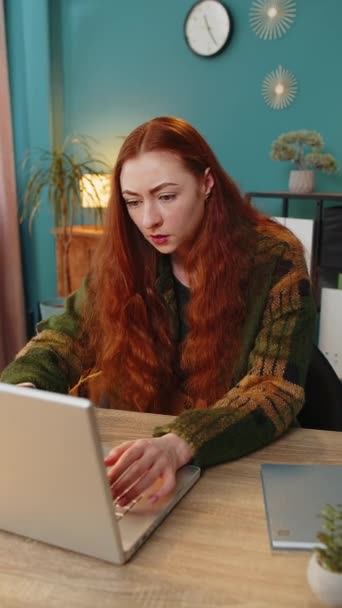 Frustrierte Frau Die Softwareprobleme Mit Laptop Hat Wird Nervös Wenn — Stockvideo