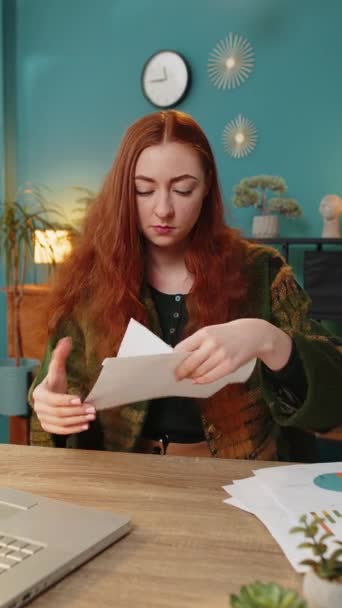 Έκπληκτη Γυναίκα Ανοίγει Φάκελο Διαβάζοντας Άσχημα Νέα Στο Γράμμα Αισθάνεται — Αρχείο Βίντεο