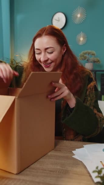 Щаслива Кавказька Жінка Розпаковує Посилку Усміхнена Задоволена Дівчина Покупця Інтернет — стокове відео