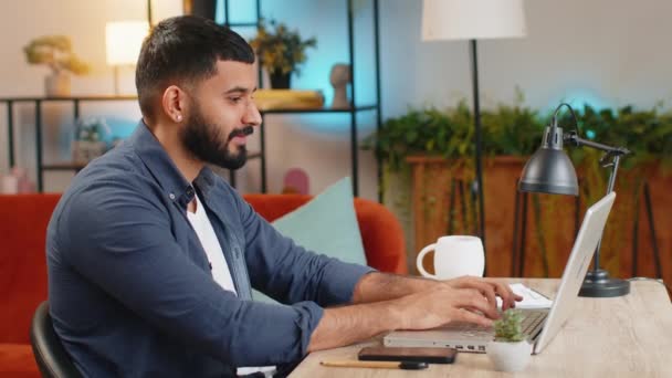 사무실 방에서 승리를 작업을 마무리 노트북을 아라비아어 프리랜서 테이블에서 온라인 — 비디오