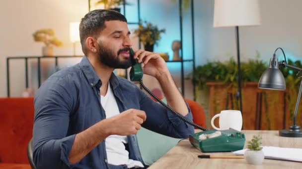 Freelancer Indiano Feliz Trabalhando Conversando Com Cliente Telefone Com Fio — Vídeo de Stock