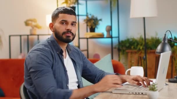 Não Sei Não Sei Homem Barbudo Indiano Confuso Trabalhando Laptop — Vídeo de Stock