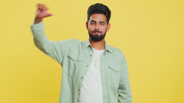 Nem Tetszik Feldúlt Boldogtalan Indiai Férfi Hüvelykujját Lefelé Mutatva Elégedetlenségét — Stock videók