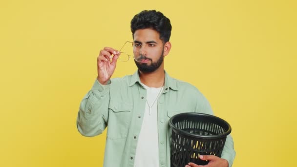 インドの若い男性は 医療ビジョンレーザー治療手術の後 ビンに眼鏡を投げ捨て カメラで笑顔 治癒する スタジオ黄色の背景に孤立したアラビアの男 — ストック動画