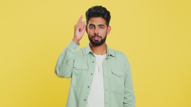 Jag Väljer Dig Indiska Leende Man Pekar Finger Mot Kamera — Stockvideo