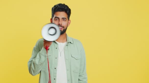 Indiska Ung Man Talar Med Megafon Förkunna Nyheter Högt Tillkännage — Stockvideo
