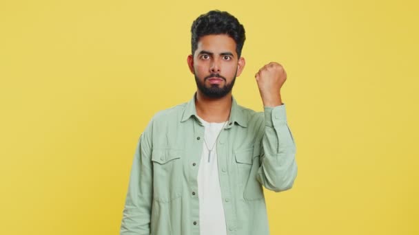 Agresszív Dühös Indiai Fiatalember Próbál Harcolni Kamera Előtt Ökölrázás Boksz — Stock videók
