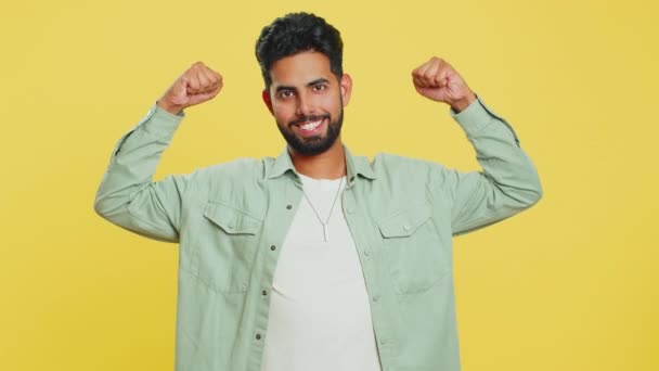 Jeg Stærk Uafhængig Ung Indisk Mand Viser Biceps Ser Selvsikker – Stock-video