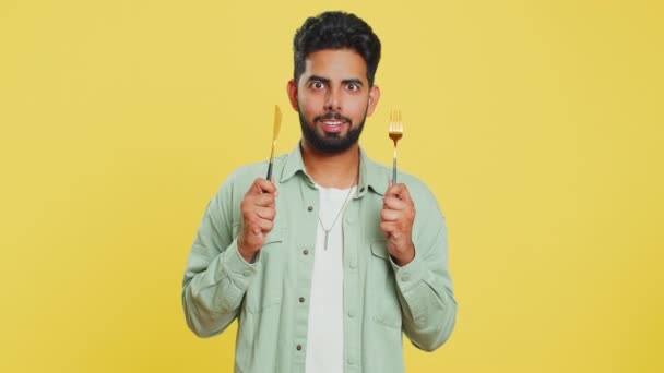 Готов Еде Голодный Индийский Человек Ждет Подачи Блюд Беспокойным Держа — стоковое видео