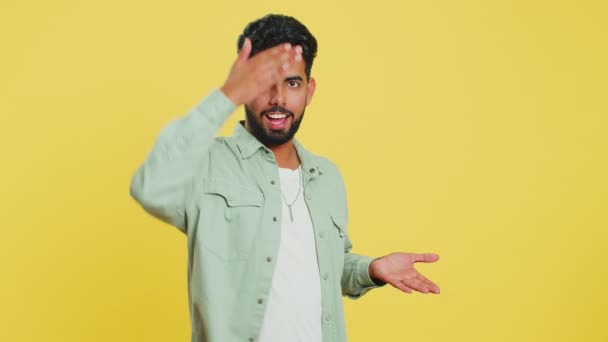 Homem Levantando Mãos Perguntando Por Que Razão Fracasso Demonstrando Irritação — Vídeo de Stock