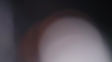 Çok renkli ışık siyah arkaplanda 4K görüntü sızdırıyor. Stüdyoda gaz sızıntısı var. Doğal aydınlatma ışınları bokeh etkisi. Çekimlerinizi birleştirmek, videoyu biçimlendirmek, geçişlerinizi