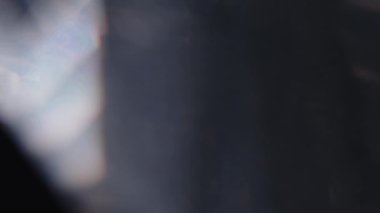 Işık sızıntısı 4K görüntüsü. Lens parlaklığı bokeh örtüleri, yanan alev arka planı. Görüntülerinizi birleştirmek, videoyu biçimlendirmek, dönüşümleri sağlamak için. Odaklanmış lamba flaş ışını etkisi. Işık titreşimleri ve ışıltı