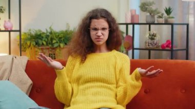 - Ne? - Neden? Çocuk çocuk kız öfkeli bir ifadeyle el kaldırıyor, sorunların güvensizlik göstergesi olarak başarısızlığın nedenini soruyor. Beyaz bir kadın, evinde, kanepede oturuyor.