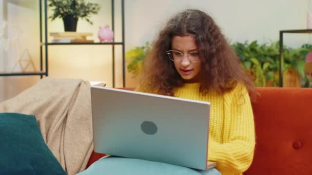 Έκπληκτος Ενθουσιασμένος Χαρούμενος Έφηβος Κορίτσι Παιδί Παιδί Χρησιμοποιούν Φορητό Υπολογιστή — Αρχείο Βίντεο
