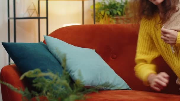 Zmęczona Letnia Dziewczynka Leżąca Łóżku Odpoczywająca Domu Beztroska Nastolatka Drzemie — Wideo stockowe