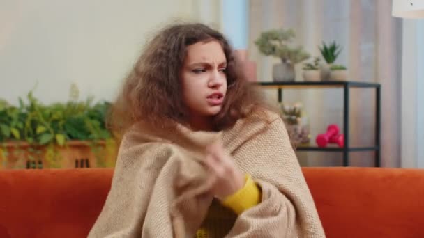 Chorą Dziewczynkę Cierpiącą Alergię Grypę Siedzącą Kanapie Salonie Chory Nastolatek — Wideo stockowe