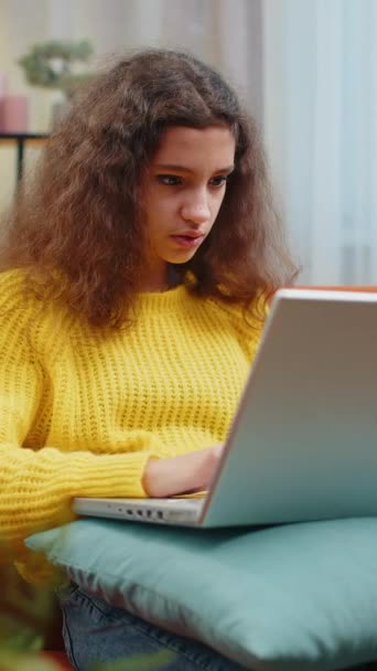 Překvapený Teenager Dívka Dítě Používat Notebook Přijímat Dobré Zprávy Šokován — Stock video