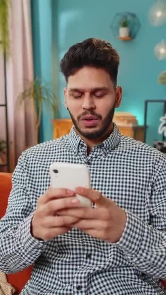 Happy Man Utiliser Smartphone Mobile Dactylographie Navigation Dire Wow Oui — Video