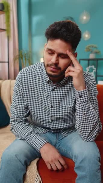 남자의 초상화 보이는 불평등한 사랑에 불공평 상황에서 문제는 우울한 성가신 — 비디오