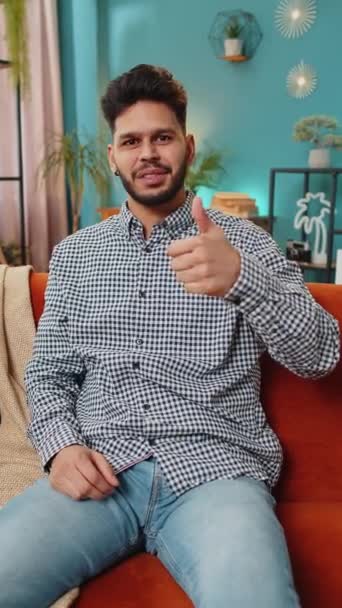 Наприклад Щасливий Індійський Чоловік Дивлячись Схвально Камеру Показує Великі Пальці — стокове відео