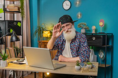 Hoş geldiniz. Mutlu stil sahibi son sınıf çalışanı el sallayarak selam veriyor. Birine hoş geldin diyor, internetten giyiniyor, uzaktan konuşuyor. Ev ofisteki masada dizüstü bilgisayarı olan serbest çalışan büyükbaba.