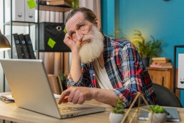 Aşırı yorgun Kafkasyalı son sınıf öğrencisi merkez ofiste otururken dizüstü bilgisayarla çalışmaktan sıkıldı. Uykulu büyükbaba tembelce işe konsantre olamıyor. Erkek serbest yazar bir proje yapmakla ilgilenmiyor.