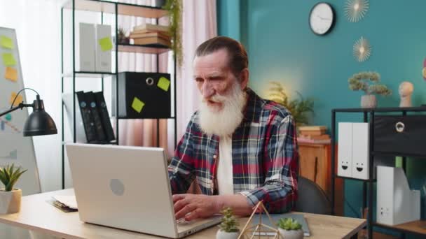 Sobregozijado Homem Sênior Casa Escritório Com Laptop Grito Deleite Levantar — Vídeo de Stock