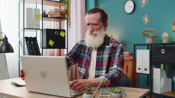 Homem Idoso Frustrado Com Problemas Software Com Laptop Homem Com — Vídeo de Stock