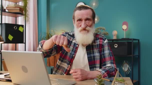 Подобається Кавказький Старший Чоловік Працює Портативному Комп Ютері Вдома Показуючи — стокове відео