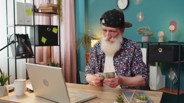 Stylish Senior Man Freelancer Counting Cash Insufficient Amount Money Financial — Stock Video