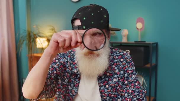 Śledczy Badacz Naukowiec Starszy Człowiek Pracujący Biurze Domowym Trzymający Szkło — Wideo stockowe