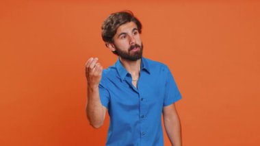 Kim var orada? Tık-tık. Kafası karışmış genç bir adam kapıyı çalıp kimin evde olduğunu soruyor, utanmış, hiçbir fikri yok, bilgisiz ve kararsız. Arap adam turuncu stüdyo arka planında izole edilmiş.