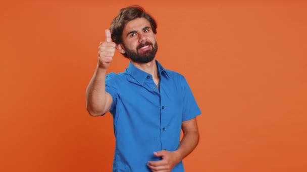 Типа Молодой Человек Поднимает Вверх Пальцы Дает Положительный Ответ Реклама — стоковое видео