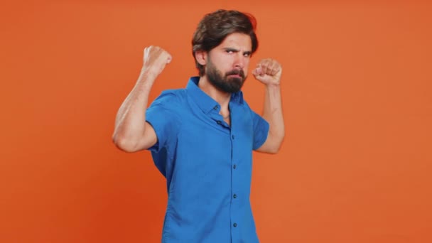 Jsem Silný Nezávislý Mladý Muž Ukazuje Biceps Vypadá Sebevědomě Cítí — Stock video