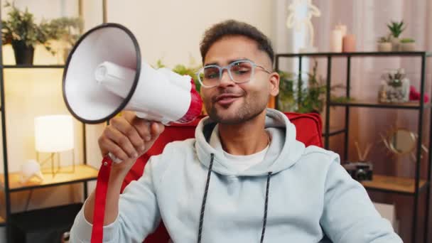 Hintli Adam Megafonla Konuşuyor Haberleri Duyuruyor Reklam Promosyon Satış Mesajını — Stok video