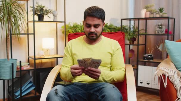 Planningsbudget Rijke Gelukkige Indiase Man Gebruik Smartphone Calculator App Tellen — Stockvideo