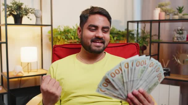 Succesvolle Gelukkige Rijke Bedrijf Indiase Man Tellen Geld Opvrolijken Met — Stockvideo
