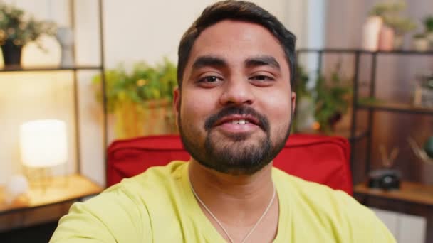 Pov Weergave Van Indiase Jongeman Blogger Het Nemen Van Selfie — Stockvideo