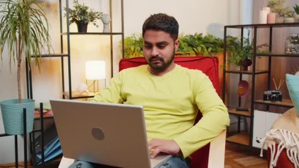 Homem Indiano Sentado Cadeira Fechando Laptop Depois Terminar Trabalho Sala — Vídeo de Stock