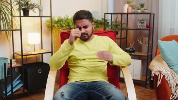Portrait Homme Indien Triste Gars Assis Maison Semble Songeur Sur — Video