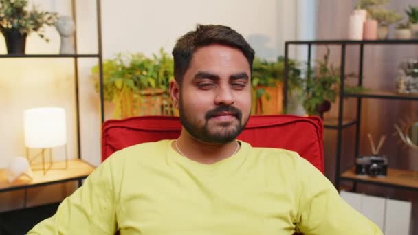 Portret Van Vrolijke Kalme Indiase Man Thuis Stoel Glimlachend Vriendelijke — Stockvideo