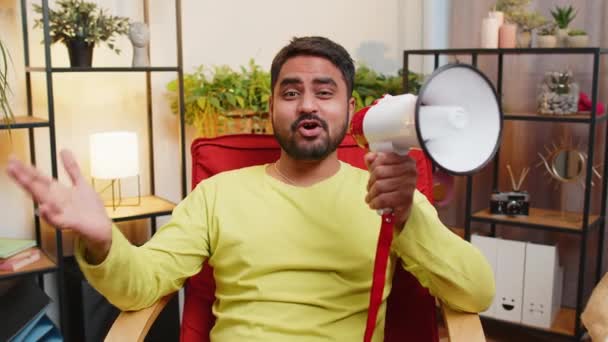 Indiase Man Gesprek Met Megafoon Verkondigen Van Nieuws Luid Aankondigen — Stockvideo
