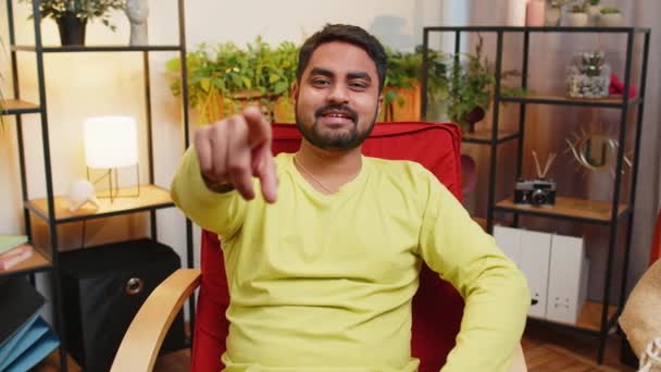 Jij Blij Tevreden Indiase Man Glimlachend Enthousiast Wijzend Naar Camera — Stockvideo