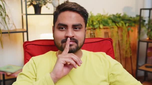 Stil Zijn Alsjeblieft Indiaanse Jongeman Drukt Wijsvinger Lippen Maakt Stilte — Stockvideo