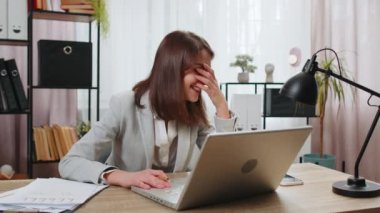 Gergin Kafkasyalı yönetici ofis masasında dizüstü bilgisayarla tartışıyor. Duygusal iş kadını agresif bir bilgisayar araması yapıyor. Stresli bayanın astlarını azarlaması ve bilgisayarı kapatması.