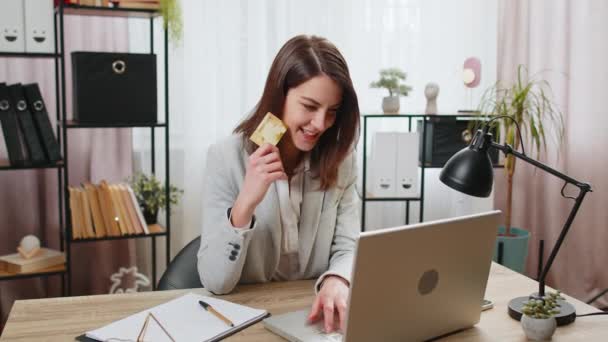 Glad Vit Affärskvinna Med Bankkort Och Laptop För Online Shopping — Stockvideo