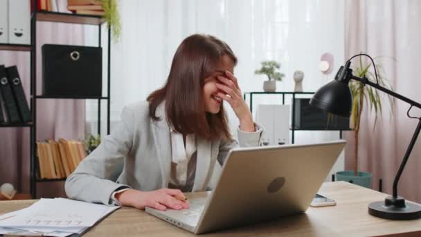 Gergin Kafkasyalı Yönetici Ofis Masasında Dizüstü Bilgisayarla Tartışıyor Duygusal Kadını — Stok video